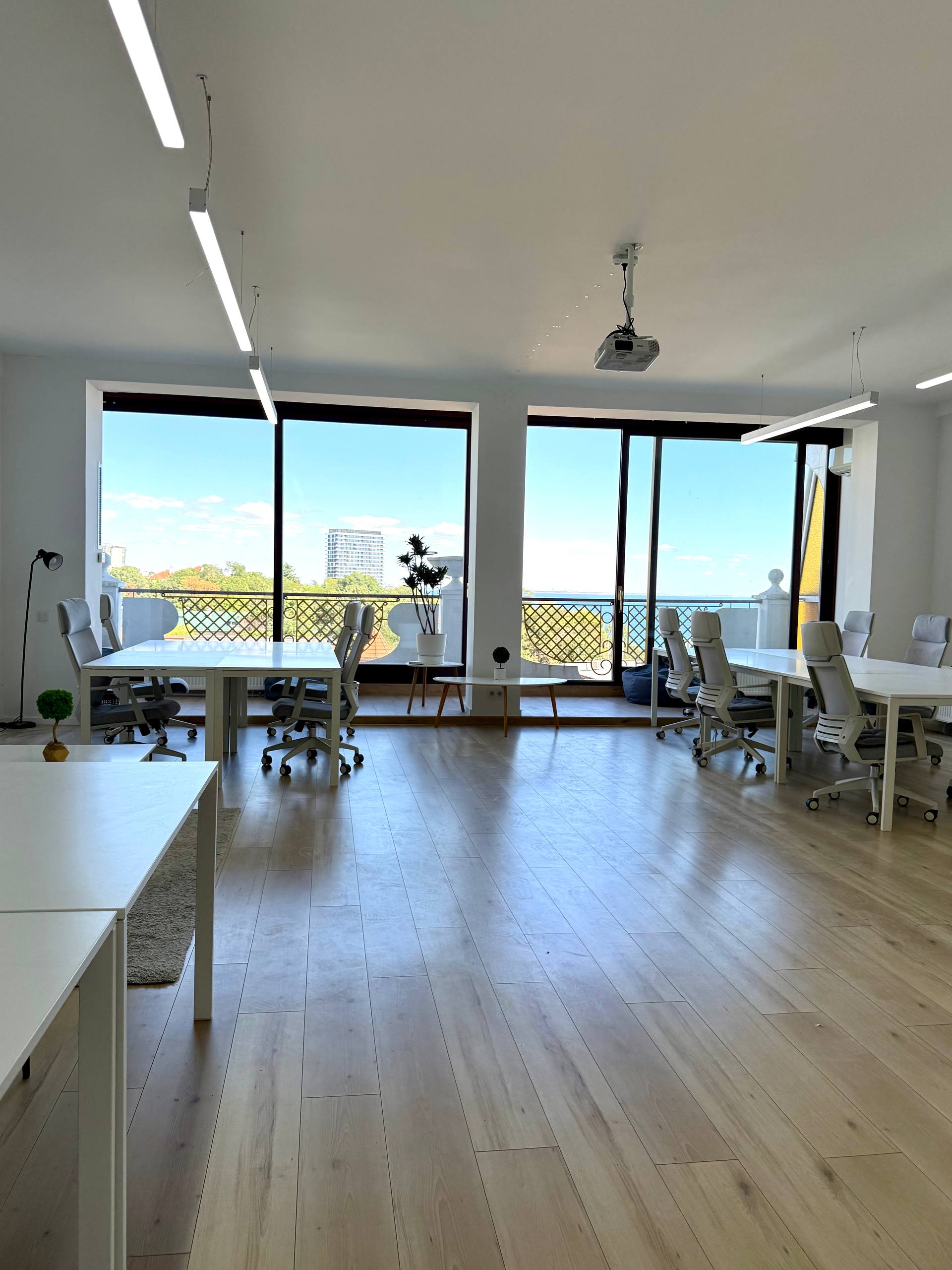 Аренда офиса закрытого типа 250 м² с террасами и видом на море. ID 54424 (Фото 3)
